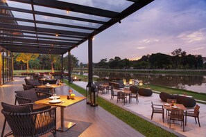 2 restaurants; breakfast, lunch, and dinner served - Le Meridien Chiang Rai Resort, Thailand (Chiang Rai)