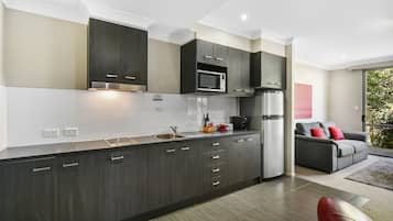 Deluxe One Bedroom Spa Apartment | Private kitchen | Fridge, coffee/tea maker, electric kettle