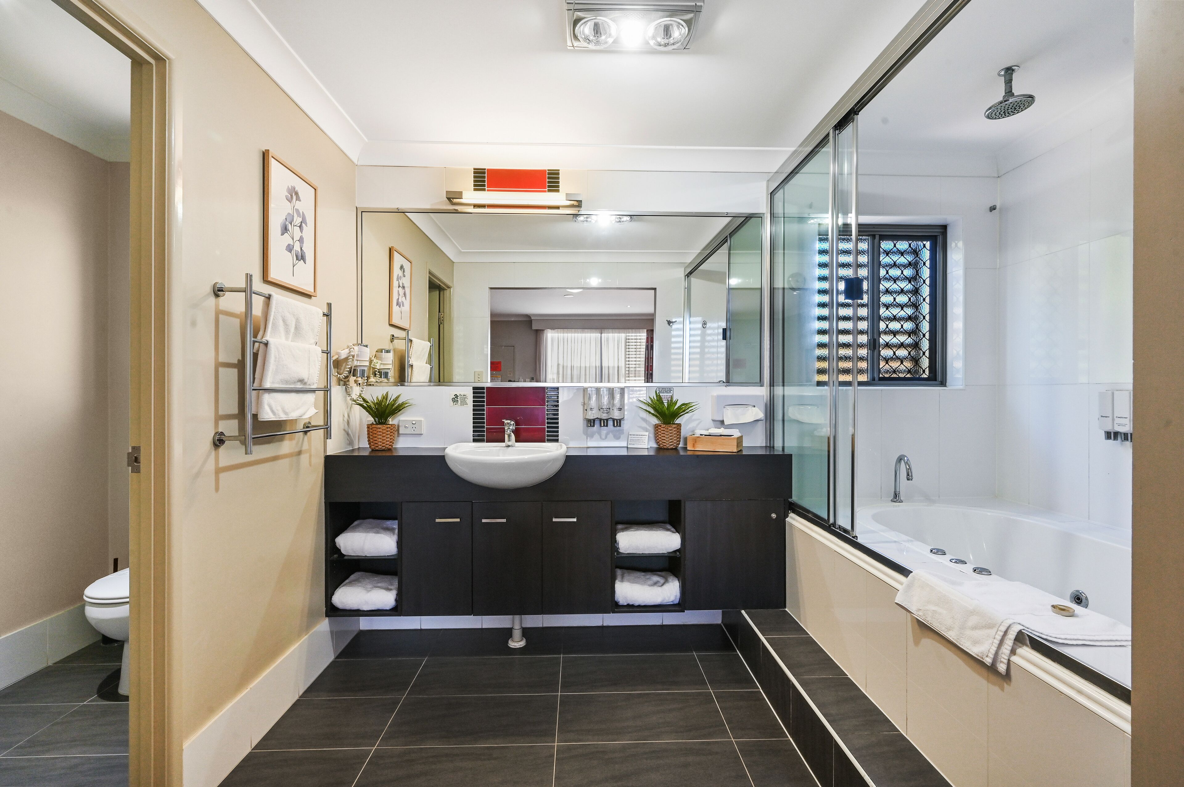 Superior Spa Room | Bathroom | Free toiletries, hair dryer, towels