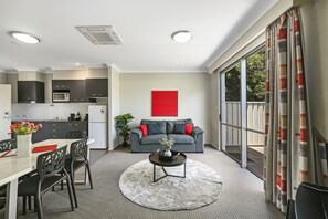 Departamento Deluxe, 2 habitaciones | Minibar, escritorio, espacio para trabajar con laptop y insonorización 