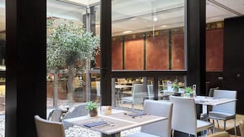 Colazione a buffet, servita tutte le mattine (22 EUR a persona)