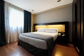 Minibar, in-room safe, individually decorated, individually furnished - Catalonia Port (Barcelona)