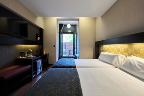 Minibar, in-room safe, individually decorated, individually furnished - Catalonia Port (Barcelona)