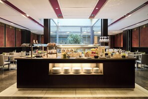Petit déjeuner buffet servi tous les jours en supplément
