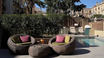 Piscina externa sazonal, espreguiçadeiras