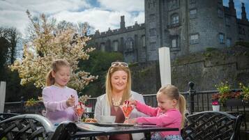 Breakfast, lunch and dinner served