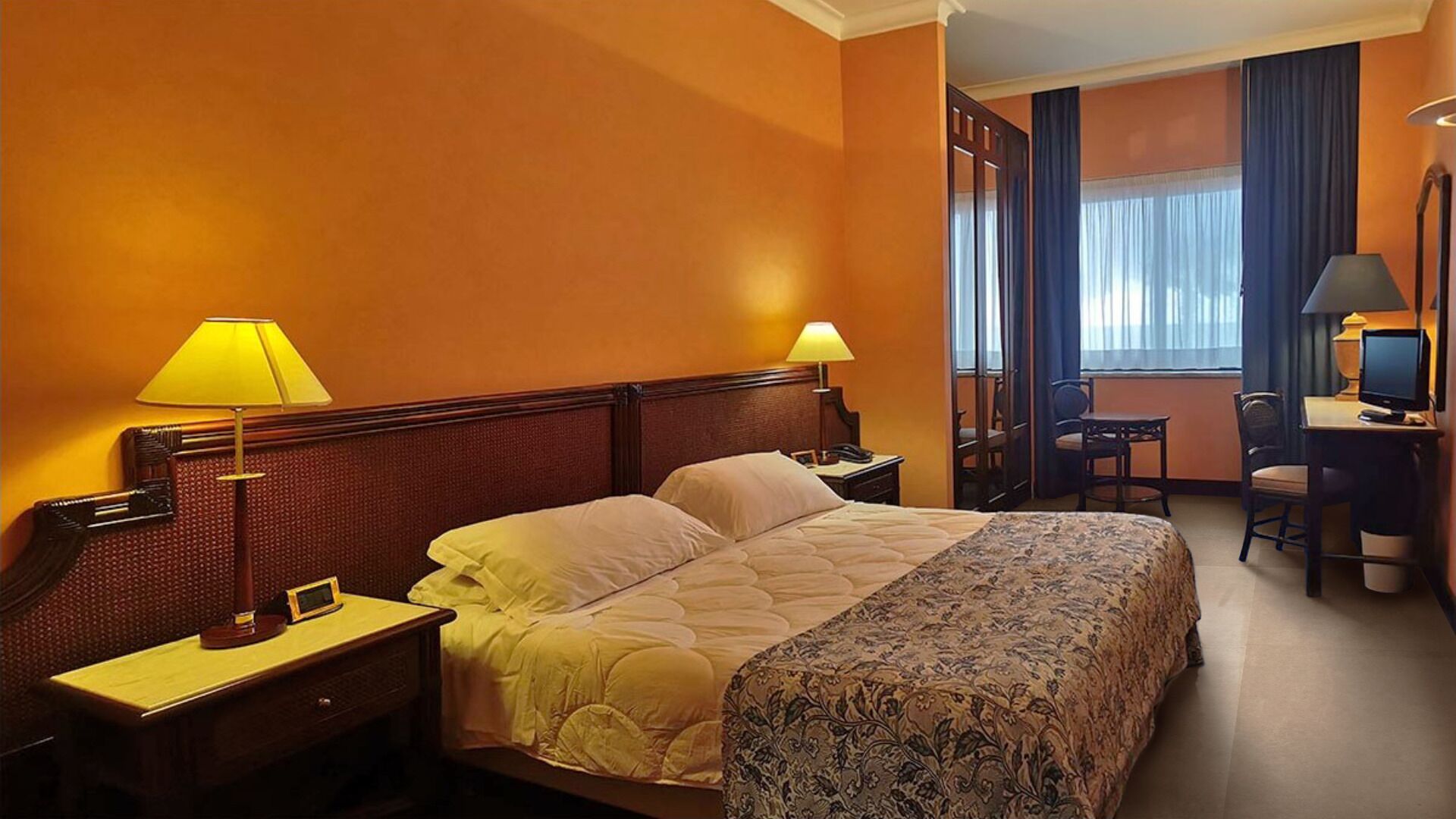 Basic Room | Premium bedding, minibar, in-room safe, desk