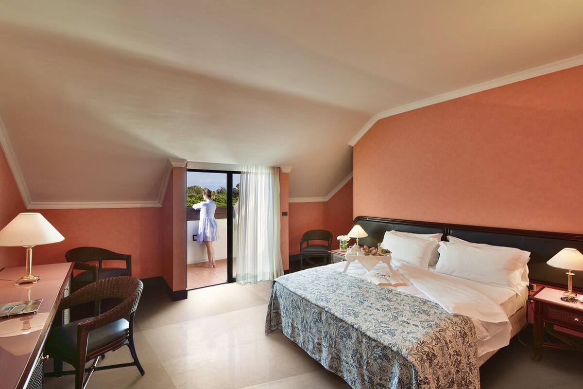 premium bedding, minibar, in-room safe, desk