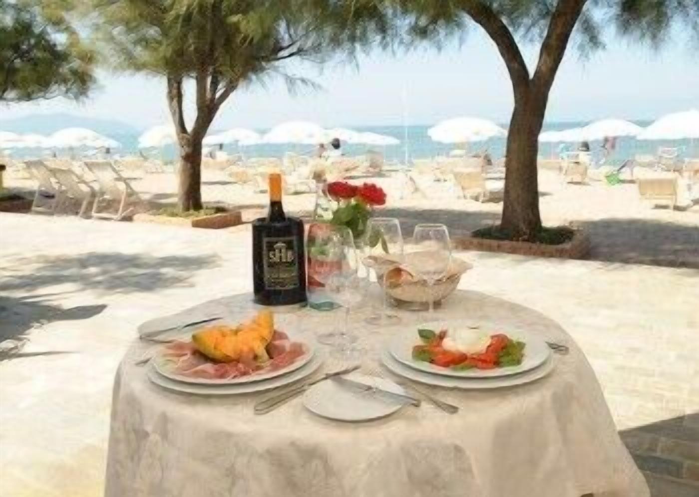 lunch and dinner served, international cuisine