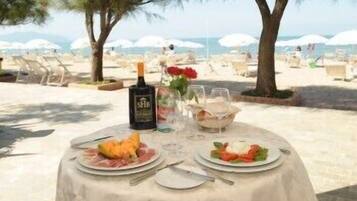 Lunch and dinner served, international cuisine