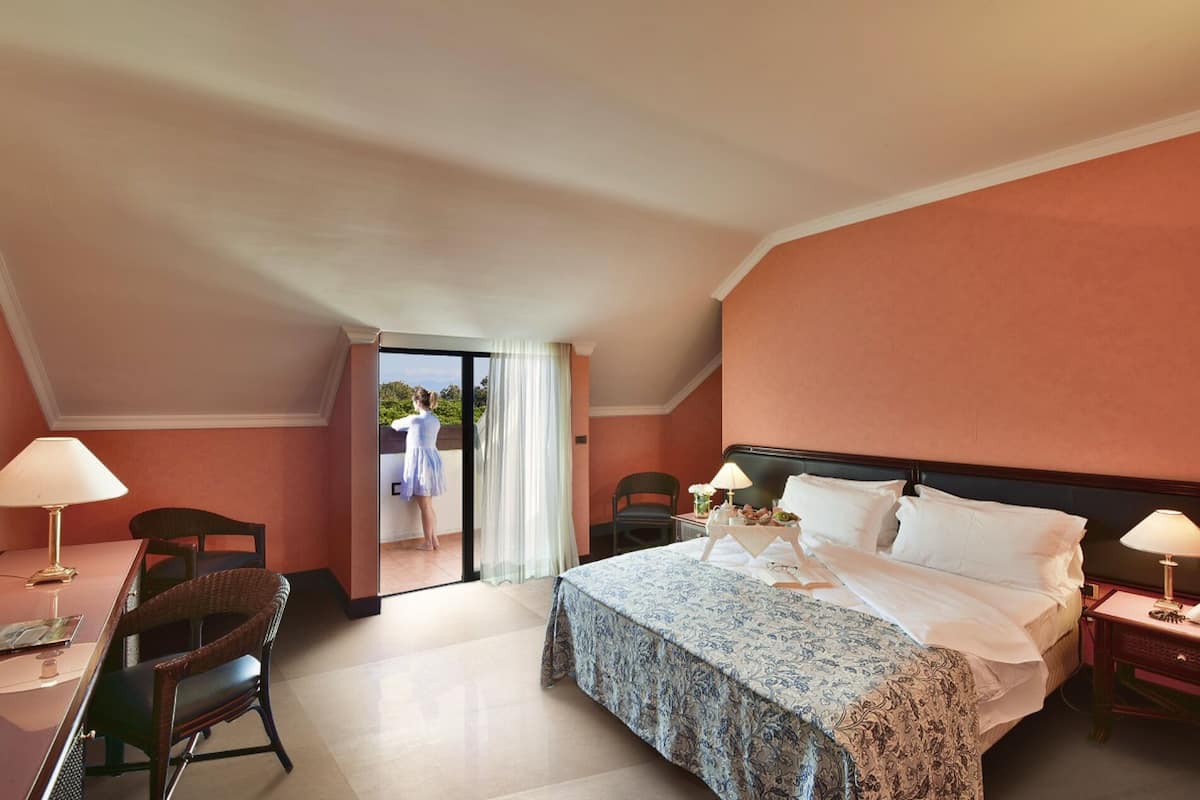 Premium bedding, minibar, in-room safe, desk