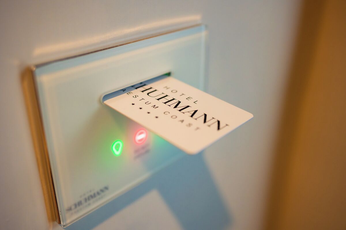 A hotel room control panel with a sign that reads 'HOTEL HUHMANN ESTUM GÖSTIÖS.'