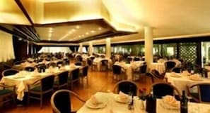 Lunch and dinner served, international cuisine