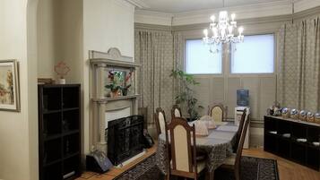 Tägliches inbegriffenes kontinentales Frühstück