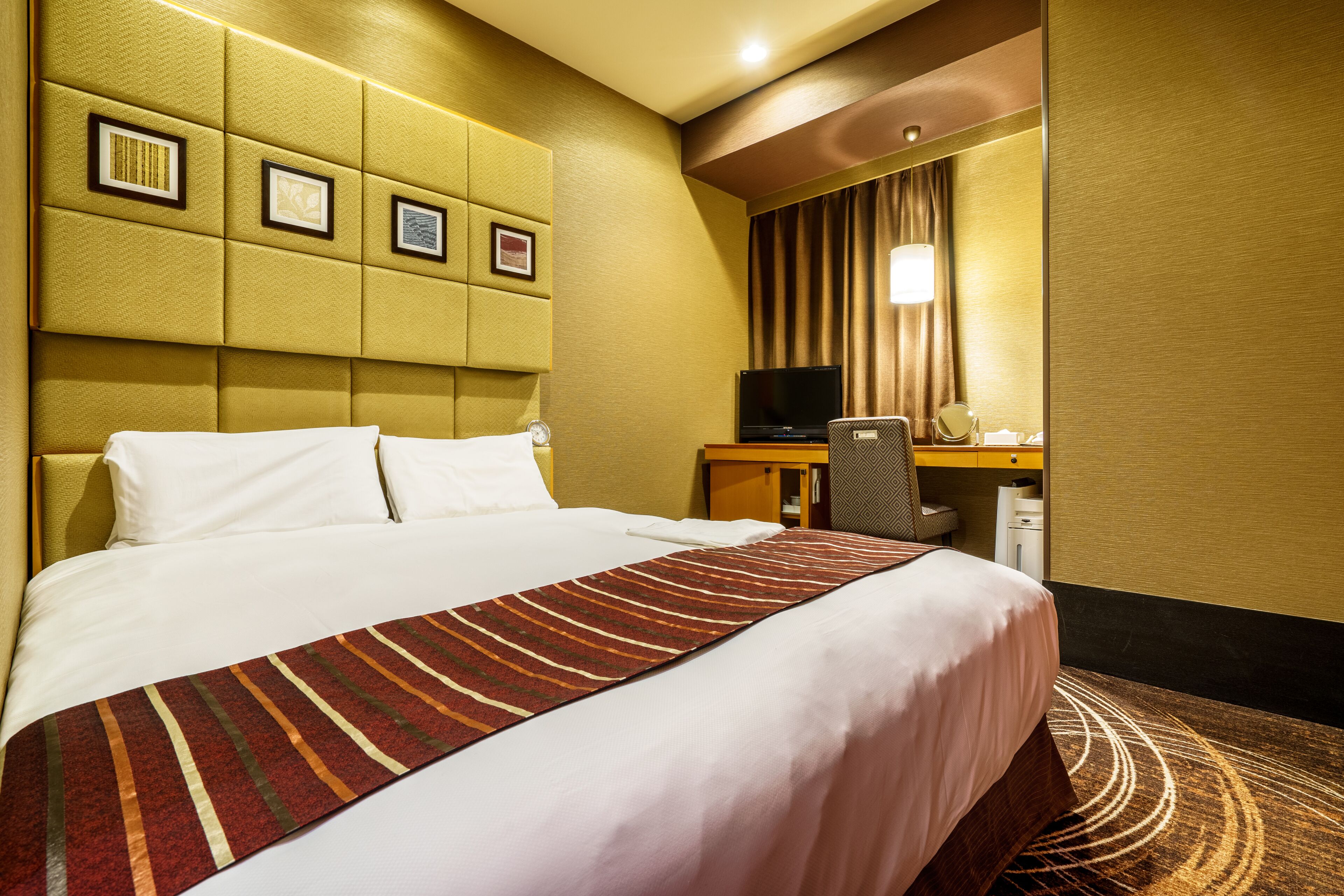 ロングステイ (12時チェックイン 14時チェックアウト) ダブルルーム 禁煙 | 高級寝具、羽毛の掛け布団、客室ごとに異なる装飾、デスク