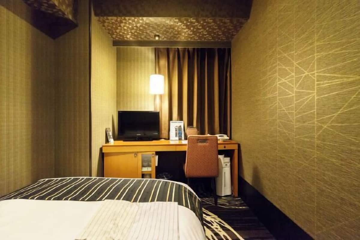 Premium bedding, down comforters, individually decorated, desk