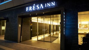 A hotel entrance with a glass door and a sign reading "FRESA INN". - Sotetsu Fresa Inn Higashi Shinjuku (Tokyo)