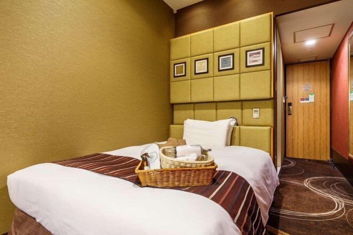 Premium bedding, down comforters, desk, laptop workspace