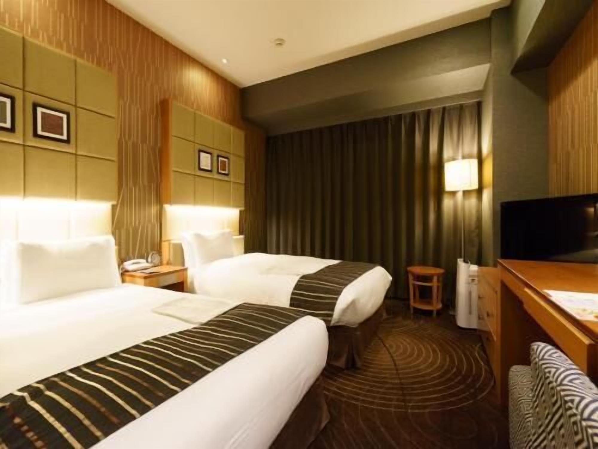 Premium bedding, down duvets, individually decorated, desk