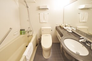 Ducha y bañera combinadas, bañera profunda, secador de pelo y zapatillas