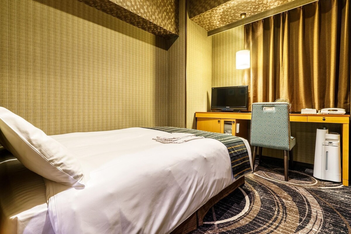 Premium bedding, down comforters, desk, laptop workspace
