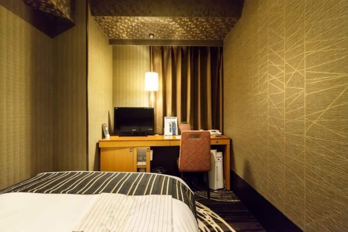 Premium bedding, down duvets, individually decorated, desk