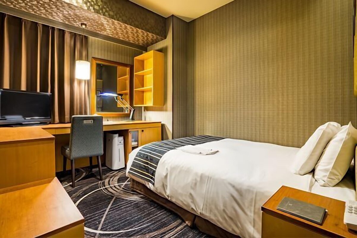 Premium bedding, down comforters, desk, laptop workspace