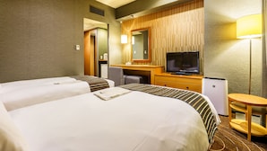 A hotel room with two beds, a desk, a TV, and a small table. - Sotetsu Fresa Inn Higashi Shinjuku (Tokyo)