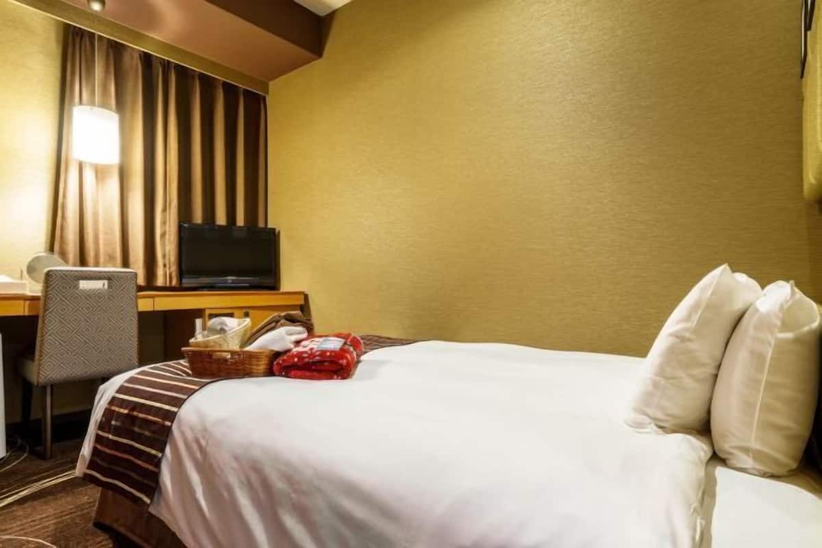 Premium bedding, down comforters, individually decorated, desk