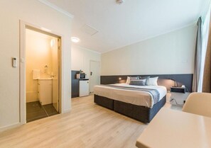 Premium bedding, minibar, desk, blackout drapes