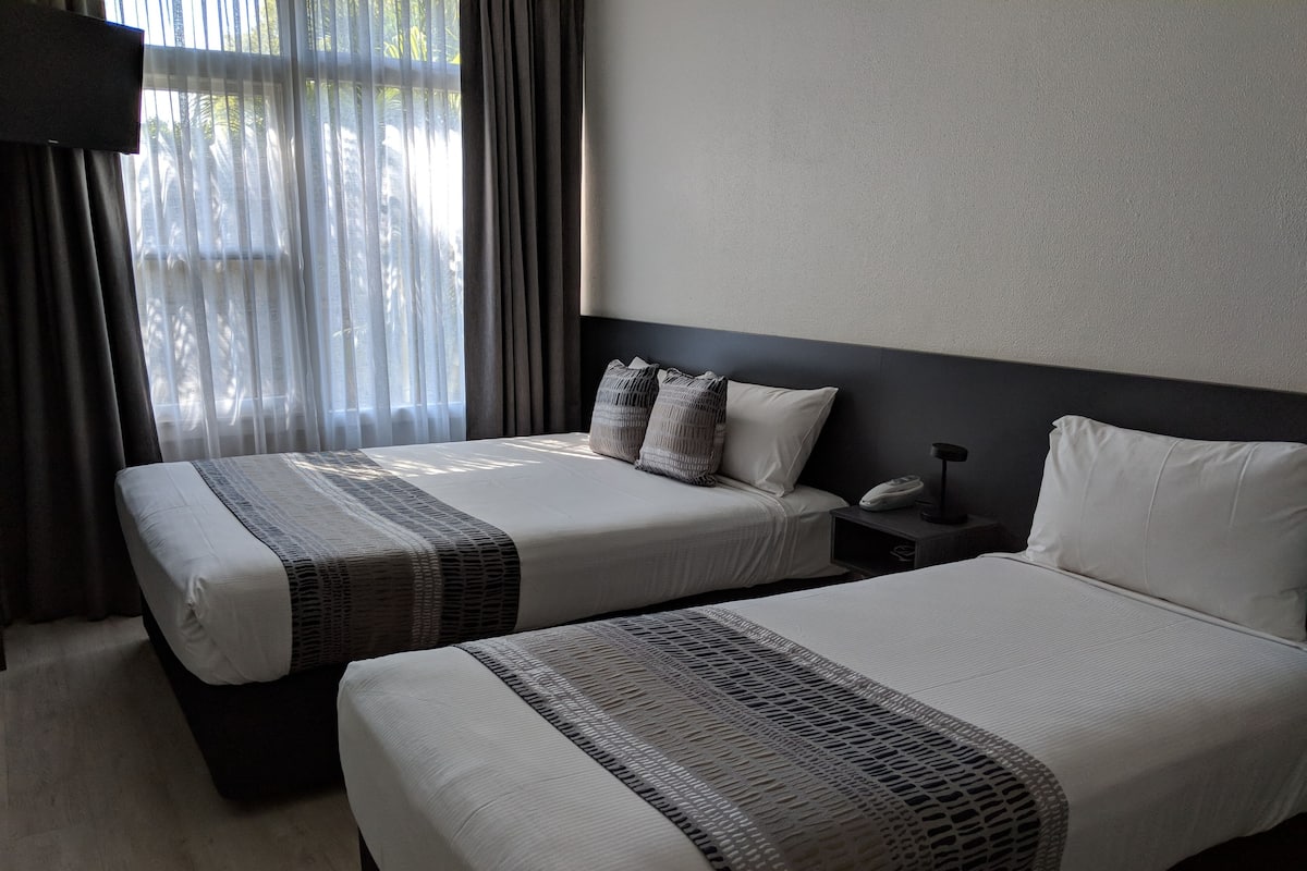 Ropa de cama de alta calidad, minibar, escritorio y cortinas opacas