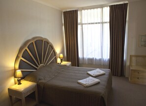 Premium bedding, minibar, desk, blackout curtains