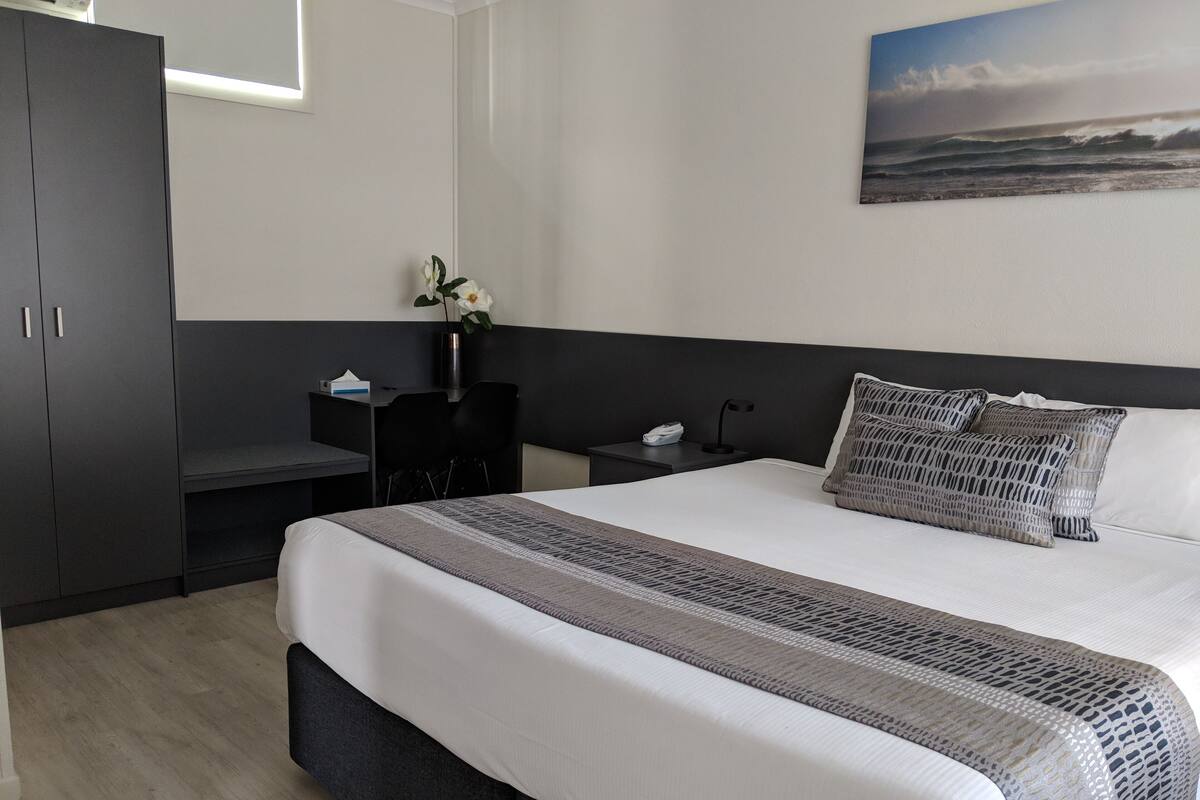 Ropa de cama de alta calidad, minibar, escritorio y cortinas opacas