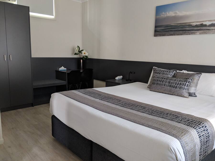 Premium bedding, minibar, desk, blackout drapes