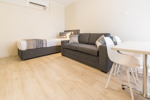 24-inch LCD TV with digital channels, TV, first-run movies - Dawson Motor Inn (Lismore)