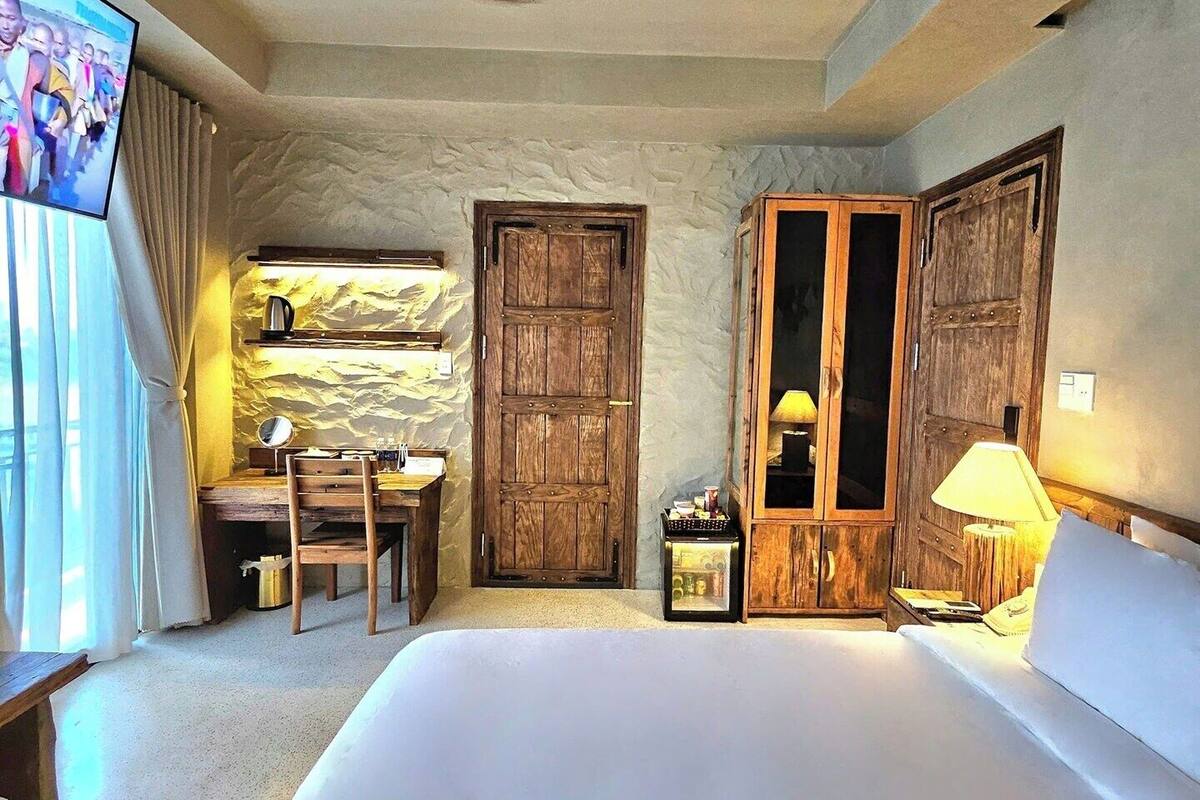 Premium bedding, minibar, in-room safe, desk