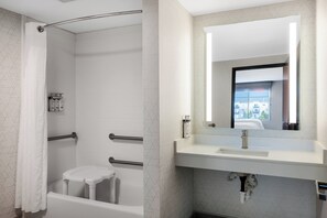 Suite, 2 Queen-Betten, barrierearme Badewanne (Mobility) | Badezimmer | Kostenlose Toilettenartikel, Haartrockner, Handtücher