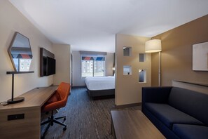 Suite, 1 Tempat Tidur King | Brankas, meja kerja, ruang kerja ramah laptop, dan setrika/meja setrika