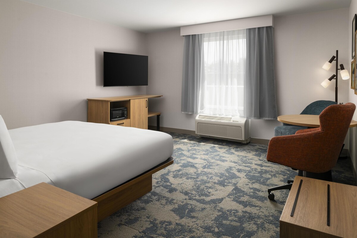 Hypo-allergenic bedding available, desk, laptop workspace