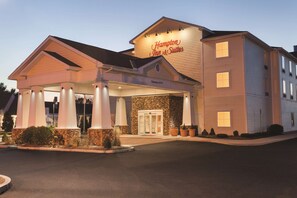 Exterior - Hampton Inn & Suites Mystic (Mystic)