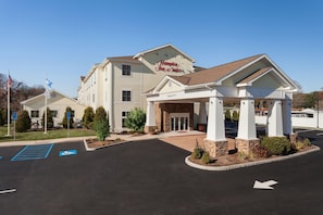 A Hampton Inn & Suites with a covered entrance, handicap-accessible parking, and a clear sky. - Hampton Inn & Suites Mystic (Mystic)