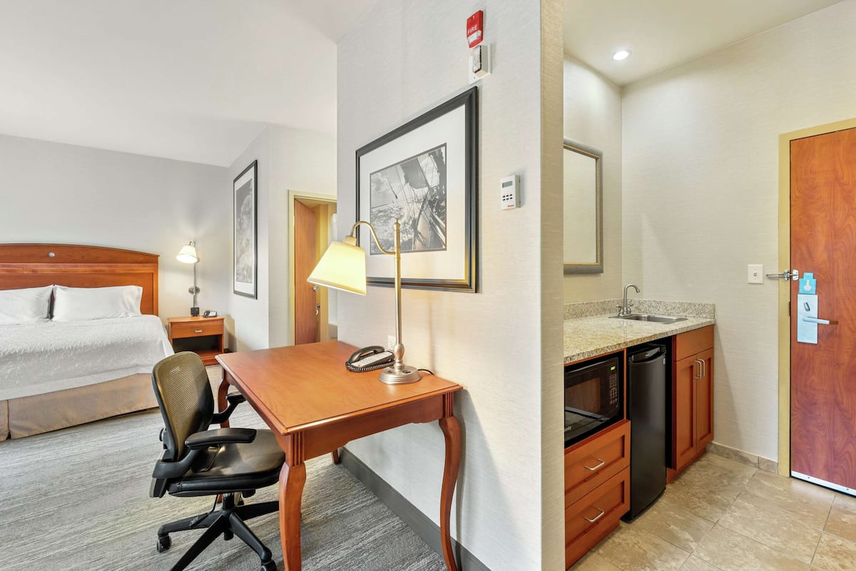 Studio suite, 1 kingsize bed, niet-roken | Hypoallergeen beddengoed, een bureau, een laptopwerkplek