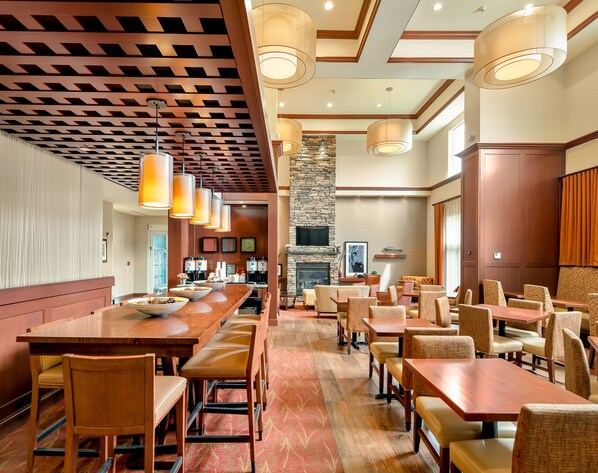 Lobby - Hampton Inn & Suites Mystic (Mystic)