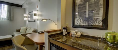 Studio, 1 King-Bett | Minibar