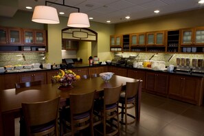 Breakfast, lunch, dinner served; American cuisine