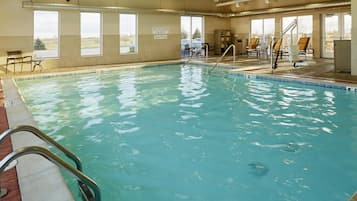 室內游泳池,提供日光浴躺椅