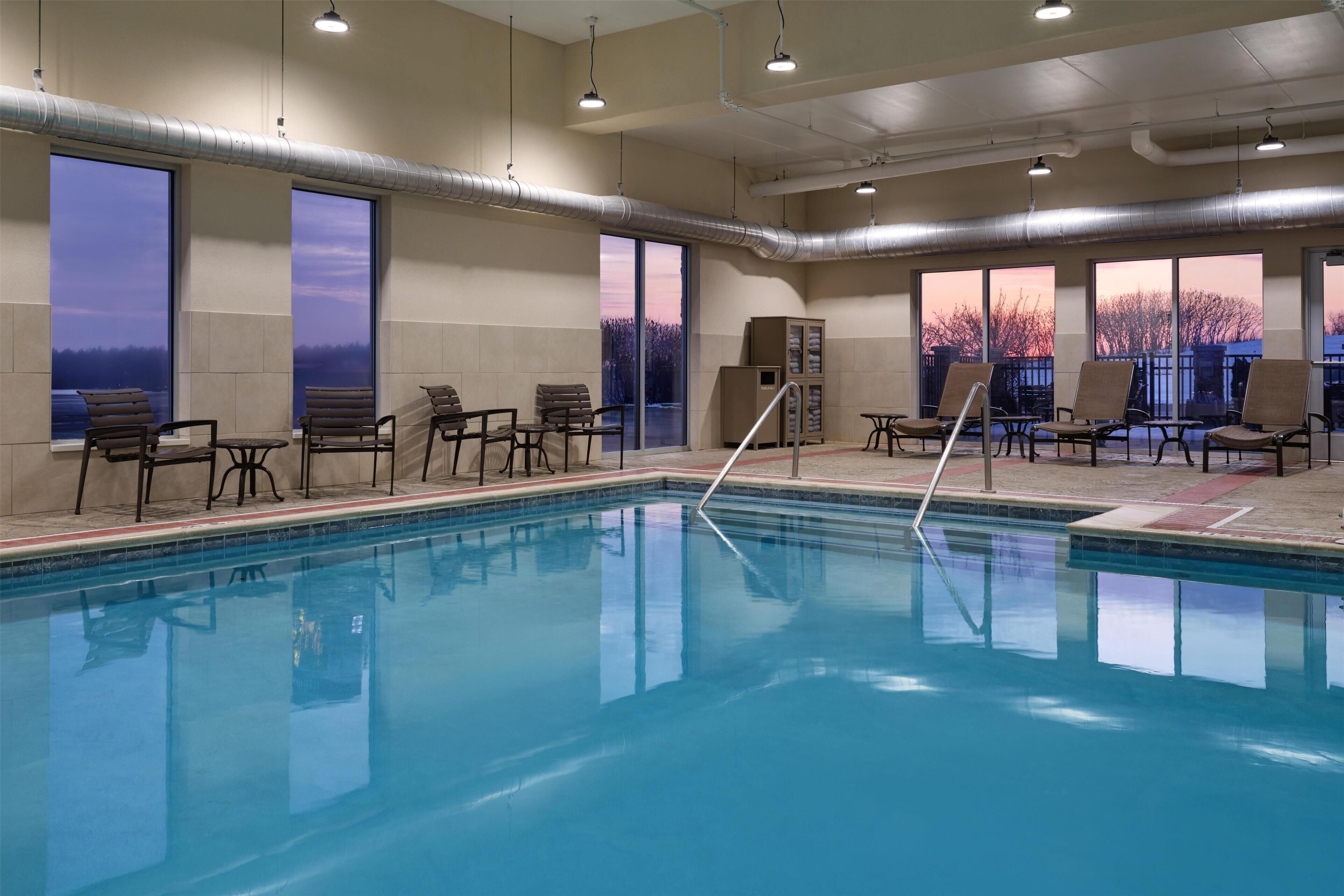 Indoor pool, sun loungers