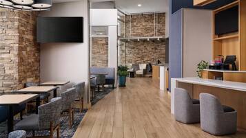 Breakfast, lunch, dinner served; American cuisine