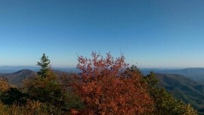 A mountainous landscape with autumn foliage and a clear sky. - Holiday Inn Express West Jefferson by IHG (West Jefferson)