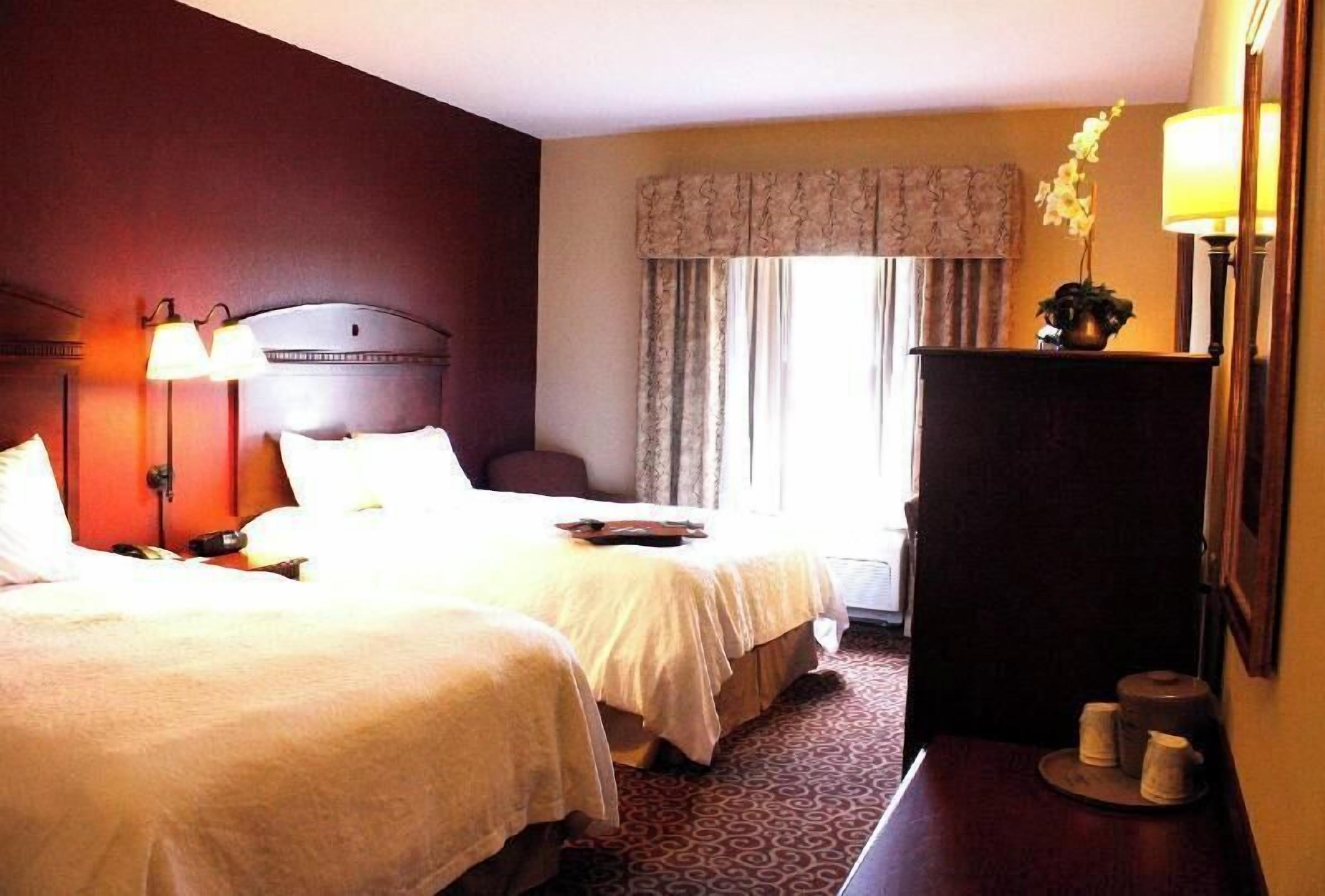 Tabla de planchar con plancha, cunas gratuitas y camas extra gratis 